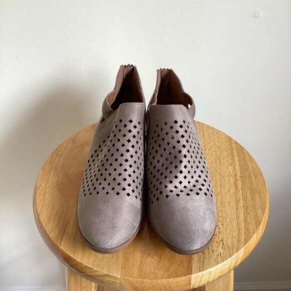NWOT Soda Women's Gray/Taupe Cut-Out Ankle Booties With Back Zipper Size 8 - Picture 1 of 5